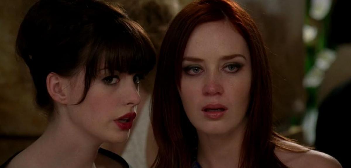 Emily Blunt (derecha) con Anne Hathaway.