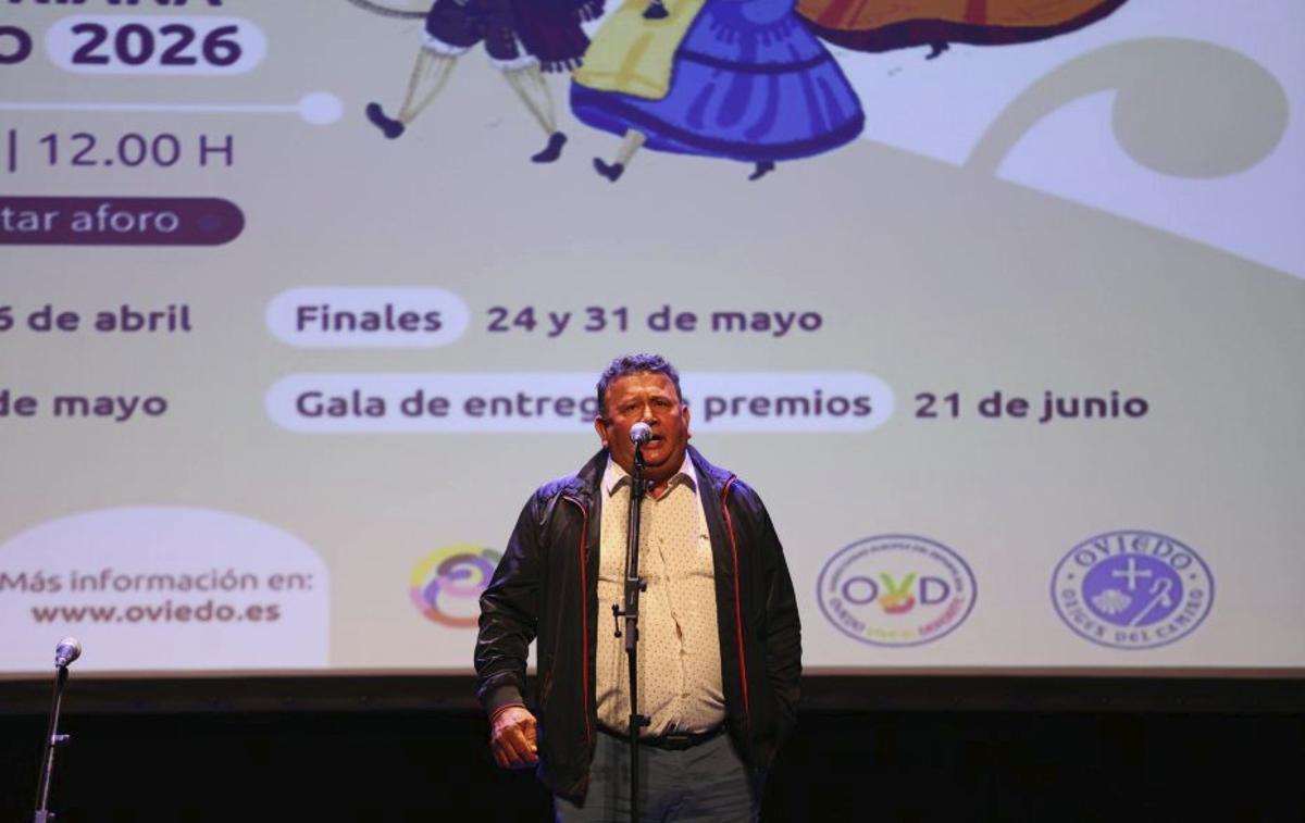 A la izquierda, Carlos Mier Mier, que abrió el concurso con su interpretación de