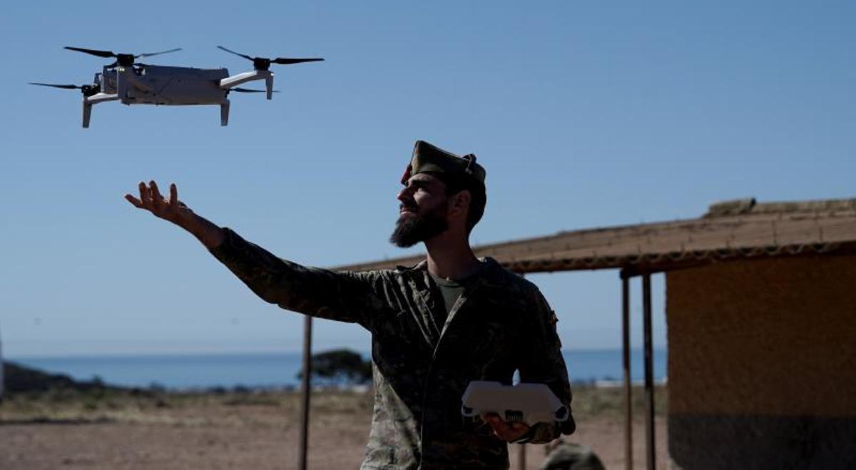 Un legionario recibe en su mano el aterrizaje de un cuadricóptero de observación en la Campaña de Experimentación Estratégica que se desarrolla en la base de Viator (Almería).