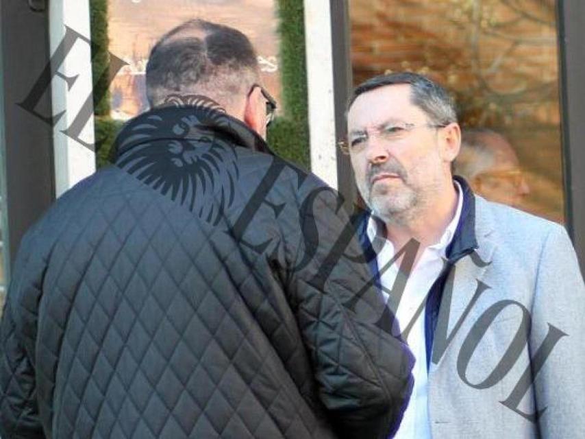 Koldo García, de espaldas, con el constructor José Ruz en una imagen tomada por la Guardia Civil durante la vigilancia al exasesor de Ábalos.