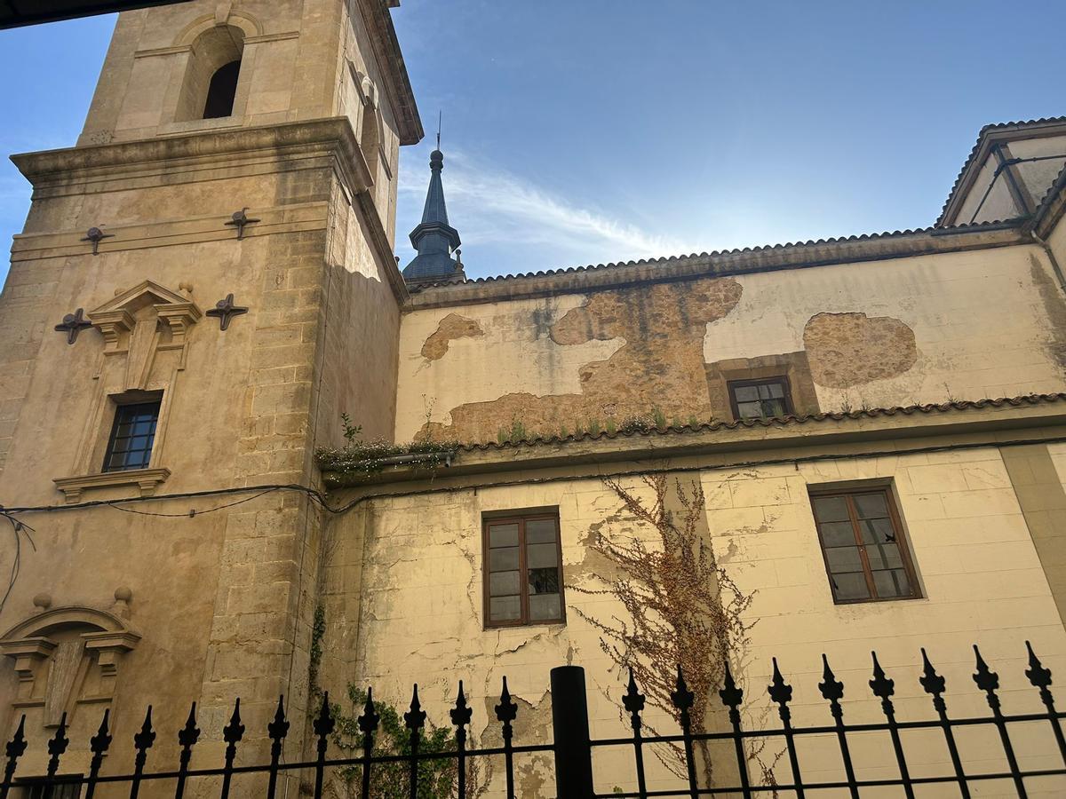 Uno de los laterales de la iglesia de San Pedro de Pola de Siero