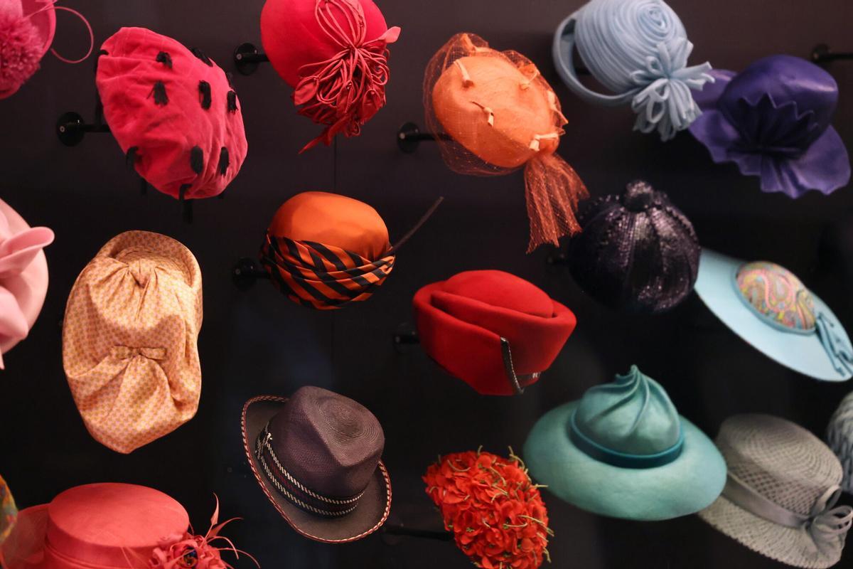 LONDRES (Reino Unido), 04/09/2026.- Una selección de sombreros se exhibe en la exposición 'Queen Elizabeth II: Her Life in Style' en la King's Gallery, Palacio de Buckingham en Londres, Gran Bretaña, 09 de abril de 2026. La exposición presenta 300 prendas y accesorios usados por la difunta Reina Isabel de Gran Bretaña y estará abierta del 10 de abril al 18 de octubre de 2026. (Moda, Reino Unido, Londres) EFE/EPA/NEIL HALL