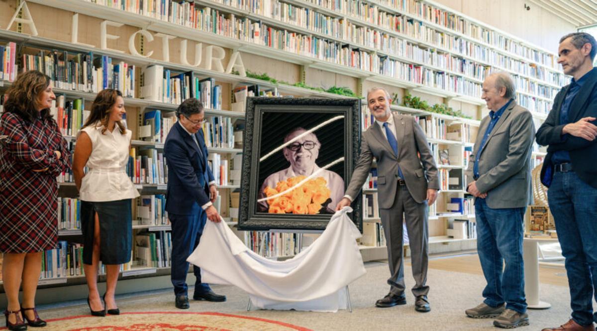 Gustavo Pietro, presidente de Colombia, y el alcalde de Barcelona, Jaume Collboni, en la donación del último retrato de García Márquez