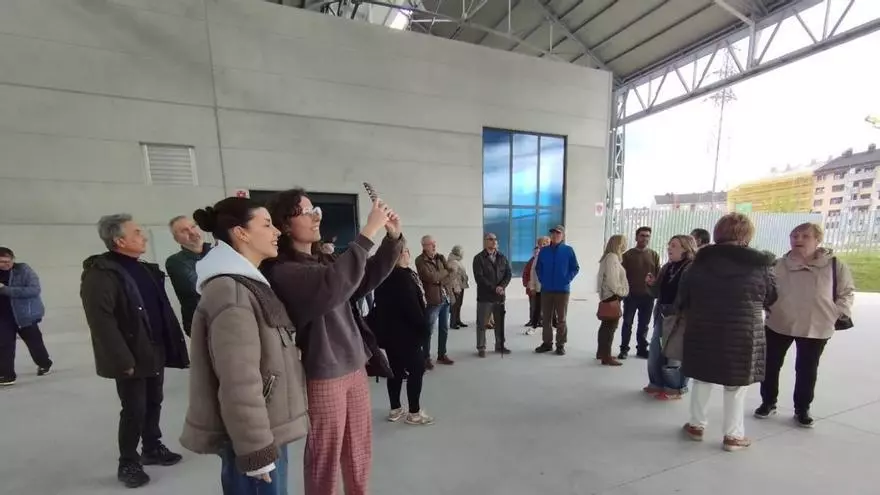 Langreo muestra su nueva feria a representantes de las asociaciones del concejo