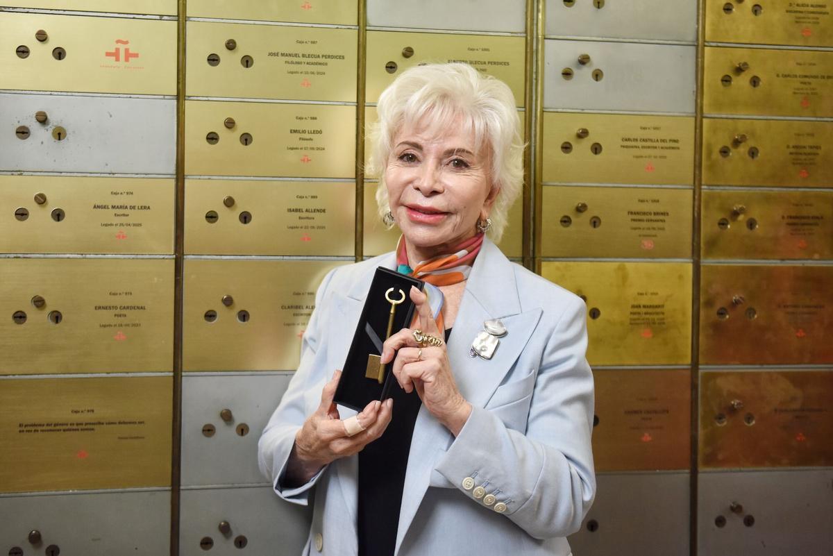 La escritora Isabel Allende deposita su legado en la Caja de las Letras del Instituto Cervantes, el 22 de mayo de 2025, en Madrid (España). La Caja de las Letras del Instituto Cervantes ha recibido el legado de la autora chilena Isabel Allende, una de las escritoras de literatura en lengua española más influyentes, con más de 73 millones de ejemplares vendidos y obras traducidas a 42 idiomas. De esta forma, el Instituto Cervantes reconoce la trayectoria literaria del autor y su compromiso con la difusión del español. 22 DE MAYO DE 2025 Fernando Sánchez / Europa Press 22/05/2025. ISABEL ALLENDE;Fernando Sánchez