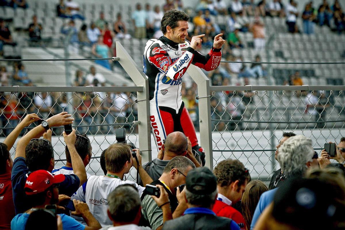 Carlos Checa tras conseguir el título del Mundial de Superbikes en 2011