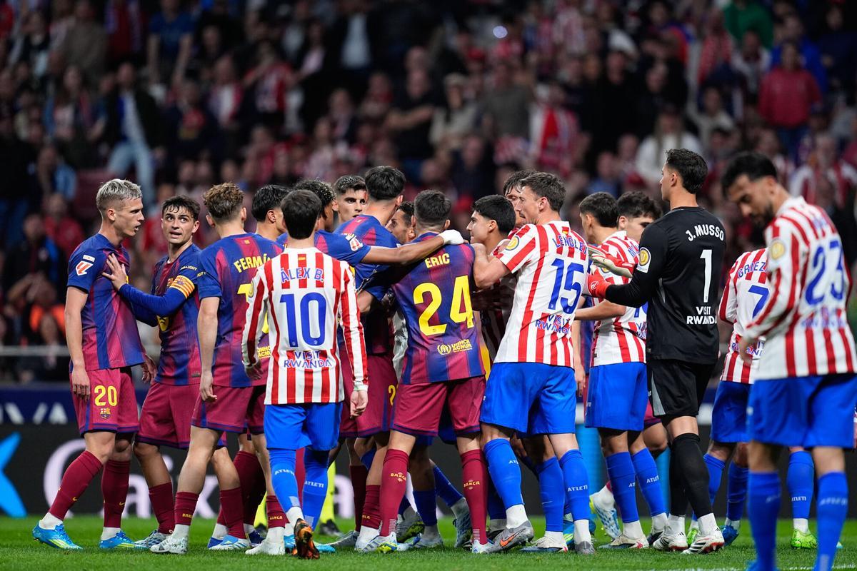 Tumulto en el partido Atlético-Barça disputado en el Metropolitano el sábado en Liga.