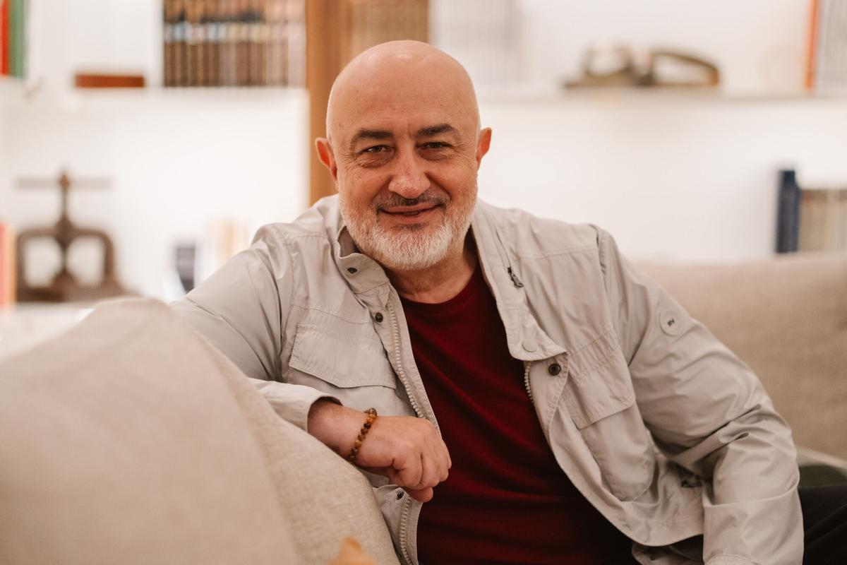 09/04/2026. MADRID. El escritor Pablo Álvarez, premio Azorín de Literatura de Madrid. Foto de : Alba Vigaray