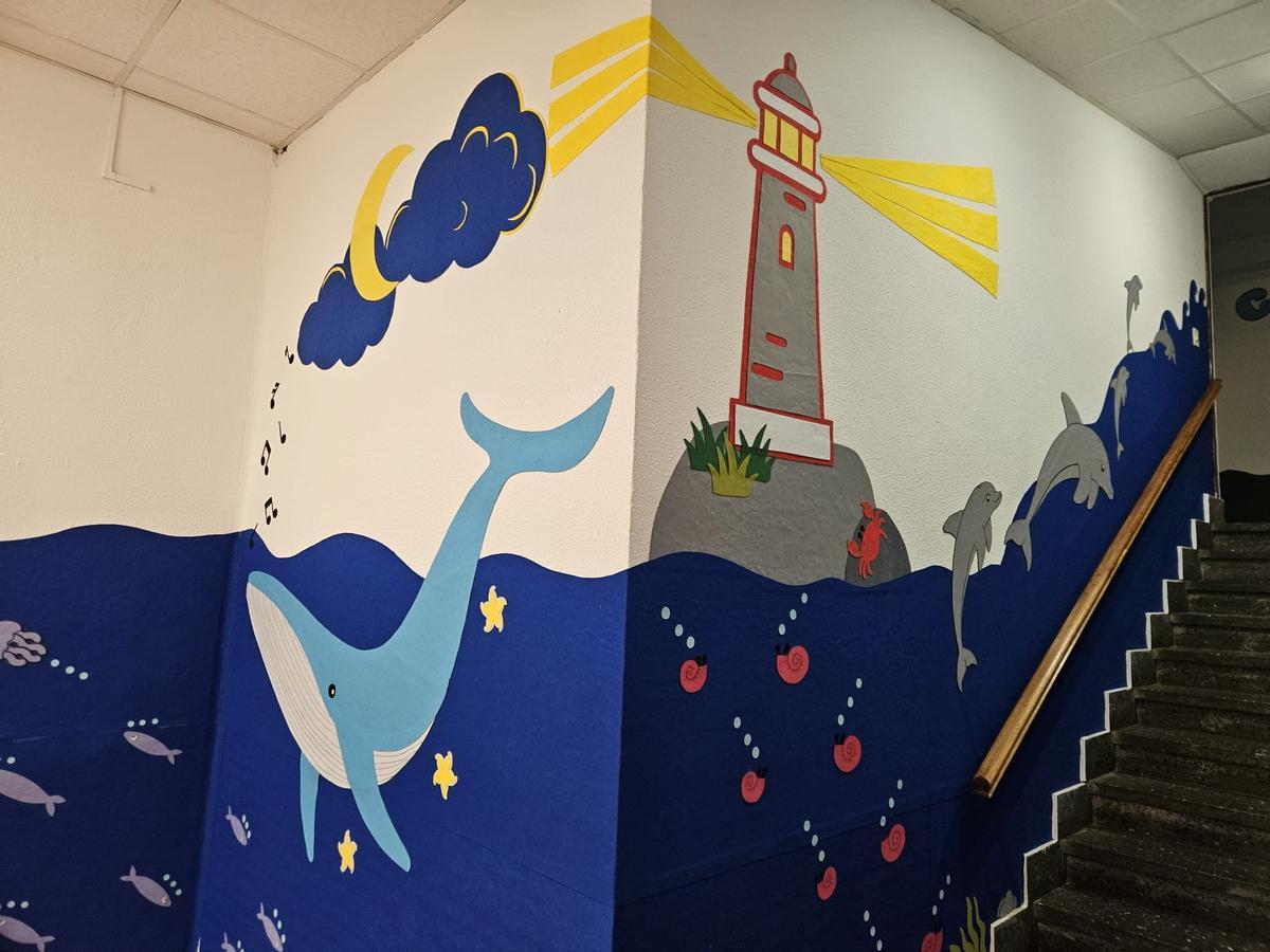 Mural de una ballena y un faro.