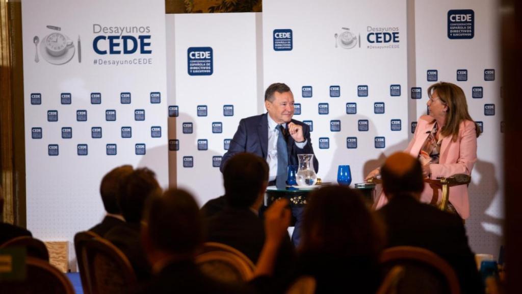 Ángel Simón durante una intervención en un desayuno del CEDE.