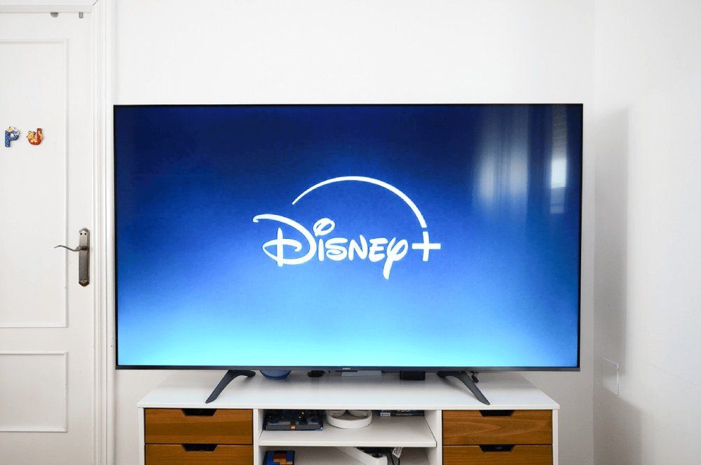 Imagen de televisor inteligente con el logo de Disney+