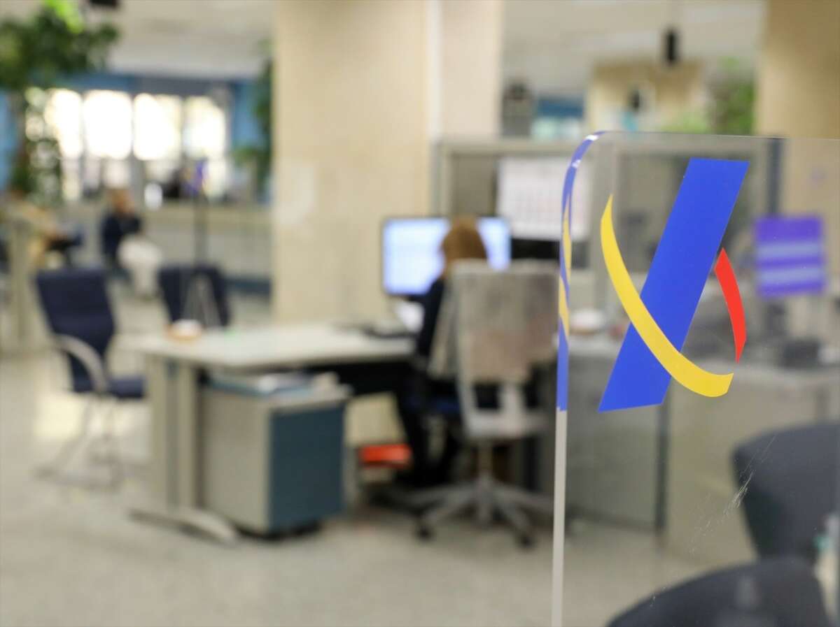 Expediente - Un empleado trabaja en una oficina de la Agencia Tributaria. Renta 2025. Declaración del Impuesto sobre la Renta.