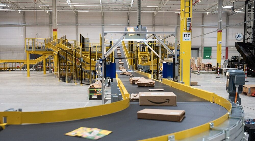 Paquetes en el almacén de Amazon.