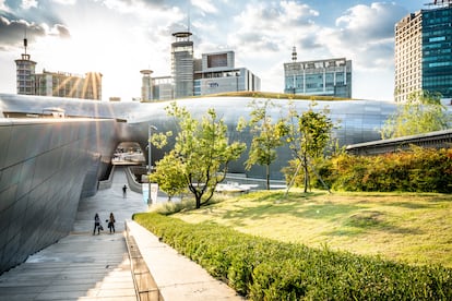 El edificio Dongdaemun Design Plaza, inaugurado en 2014 por la famosa arquitecta Zaha Hadid.