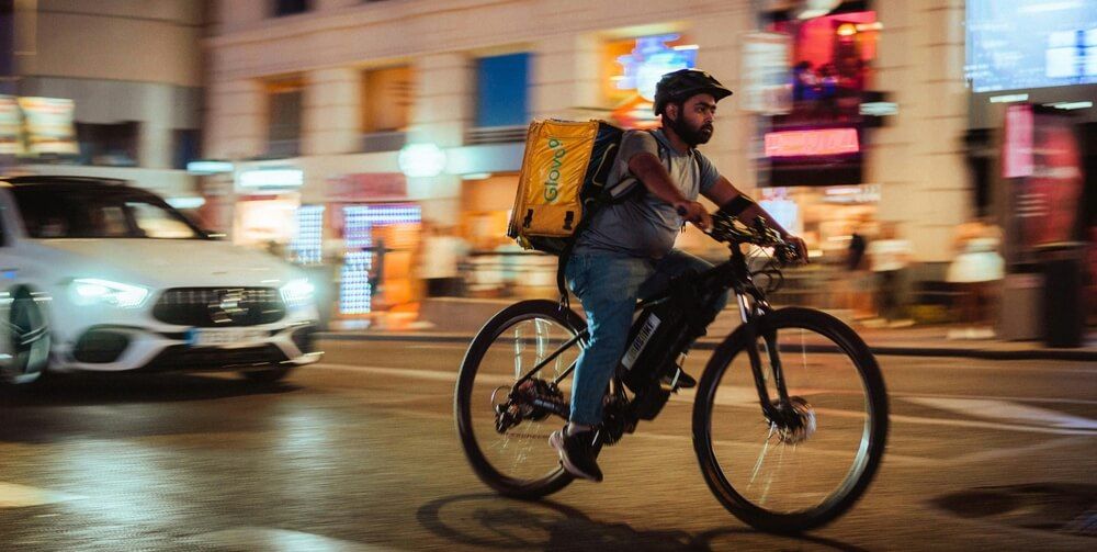 Repartidor de Glovo en bicicleta