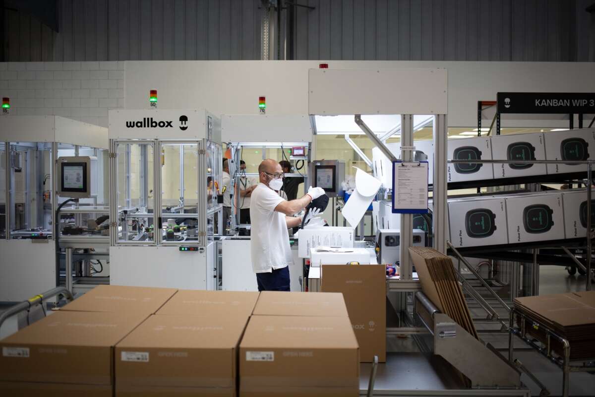 Un trabajador de la planta de Wallbox en Barcelona. Foto: David Zorraquino / Europa Press