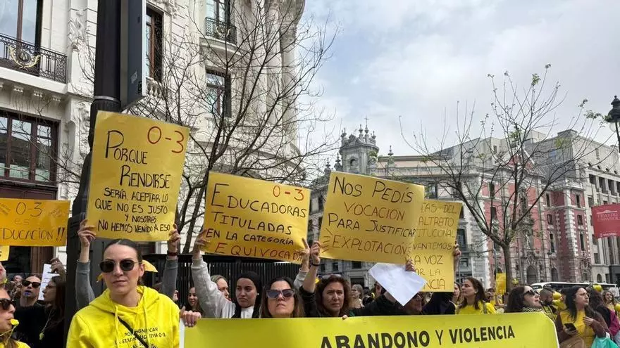 Educadores de Educación Infantil de Madrid se manifiestan ante el Ministerio de Educación en su primer día de huelga: "No ahorramos, educamos."