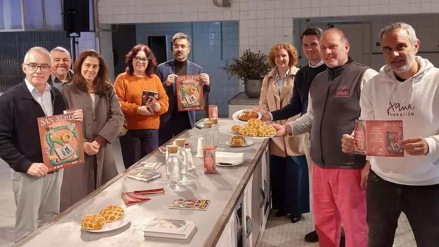 Asturias repite combo de rosquilla y libro para celebrar San Xurde el 23 de abril: "Debemos consolidar esta tradición."
