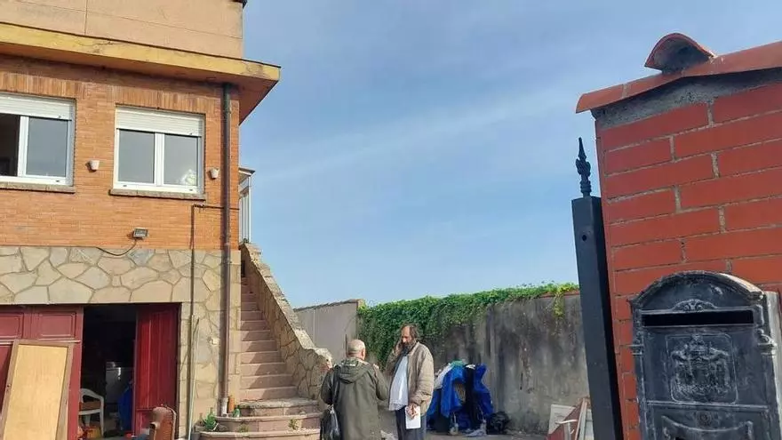 Vídeo: Desalojo policial del inquilino del chalet de Rick's en Gijón