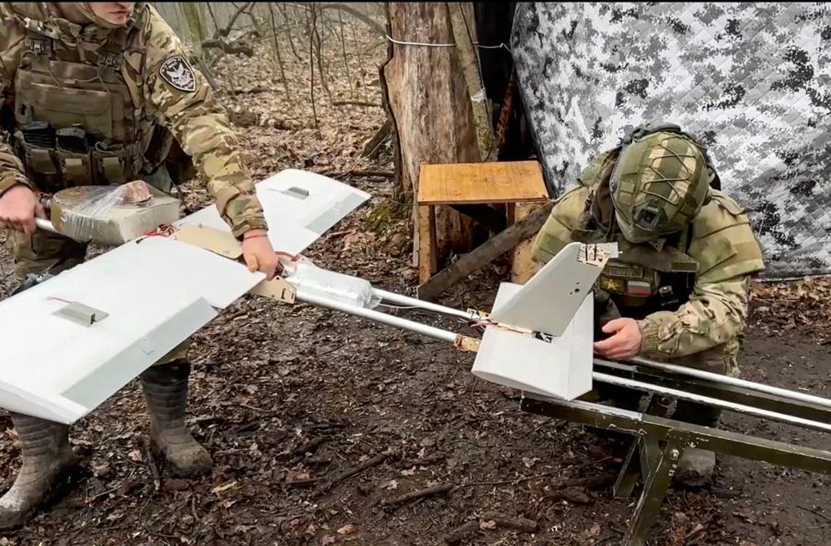 Los soldados rusos instalaron un dron en un lugar indeterminado del frente ucraniano.