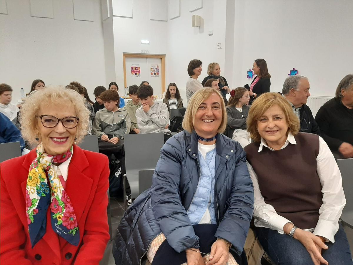 A la izquierda, María Luisa Río, Chavela Martínez y Pilar Suárez