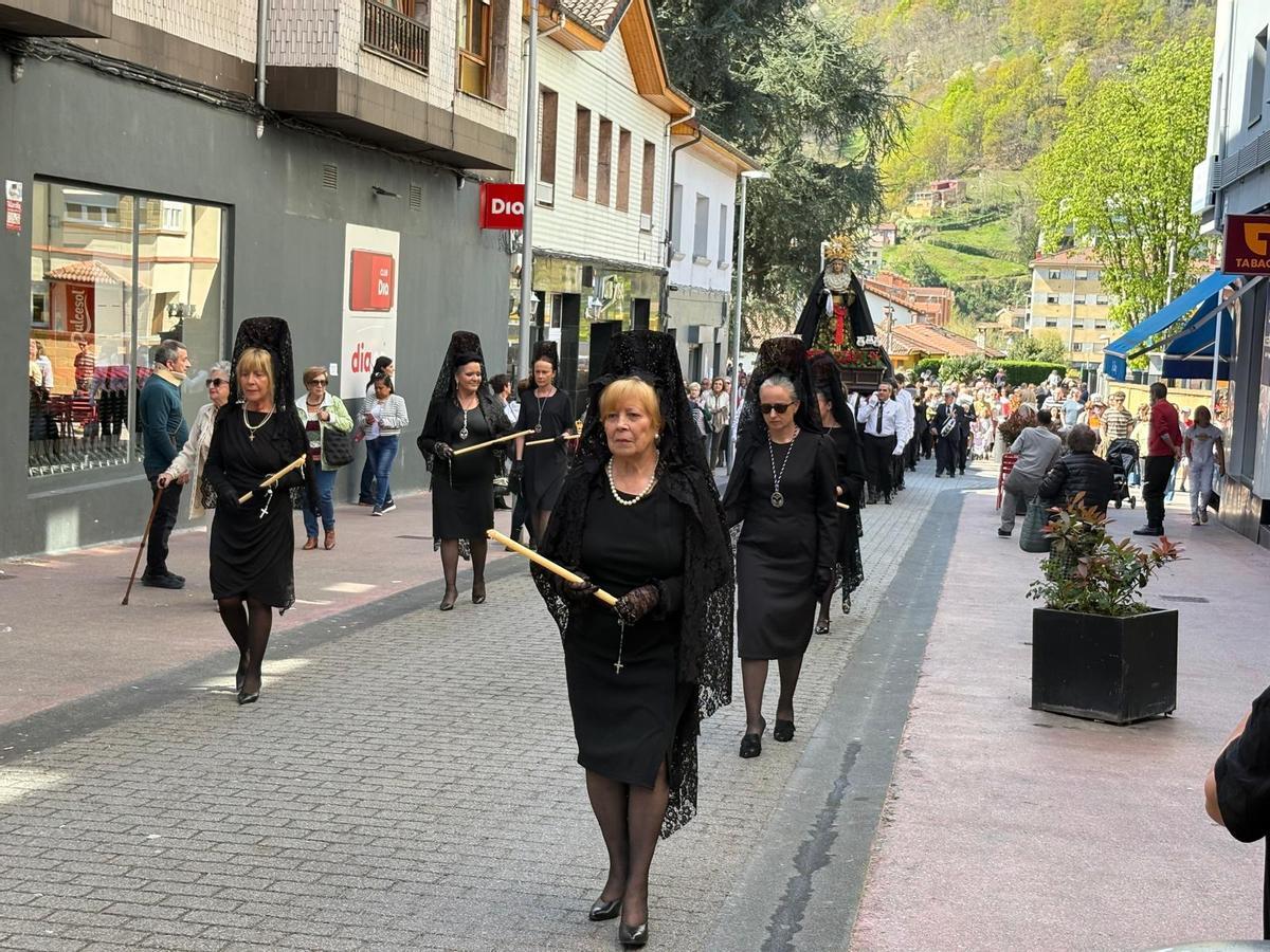 Procesión de la Soledad de la Virgen en Pola de Laviana