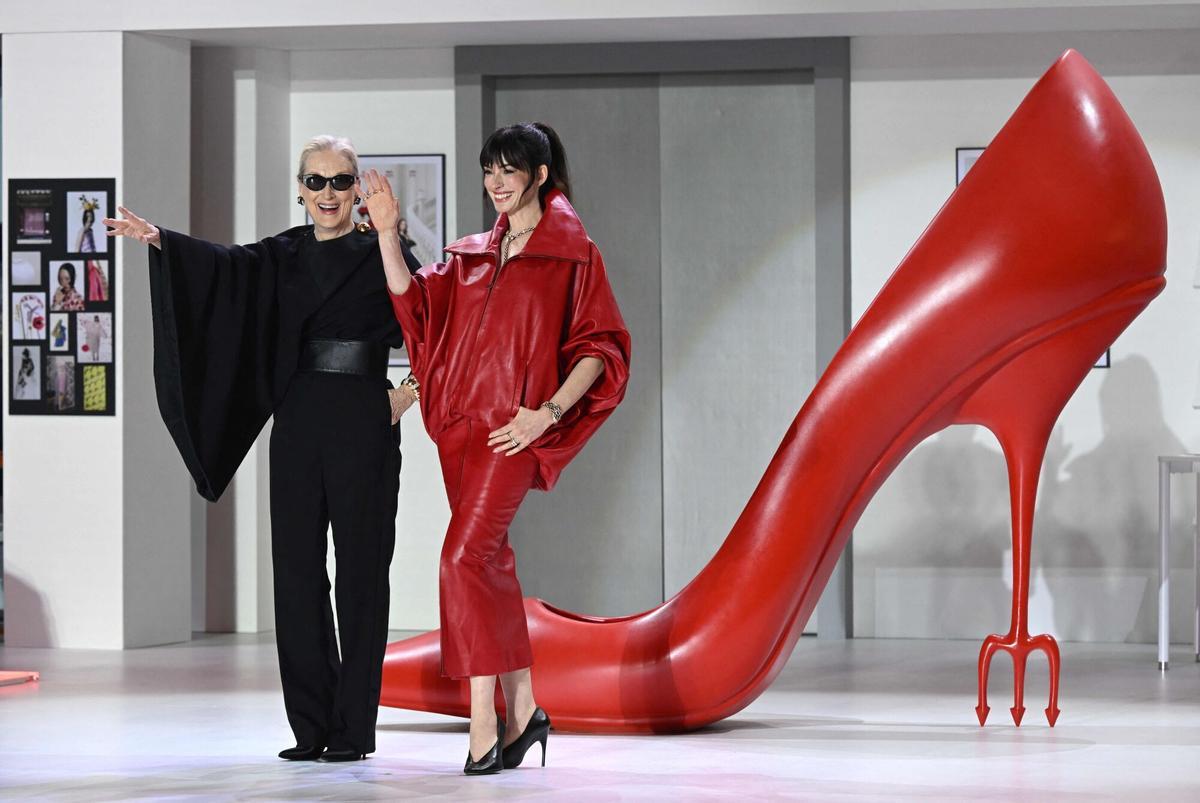 La actriz estadounidense Meryl Streep (izq.) y Anne Hathaway (dcha.) reaccionan durante un evento de alfombra roja para promocionar la película. "El diablo viste de Prada 2" en Seúl el 8 de abril de 2026. (Foto de Jung Yeon-je / AFP)