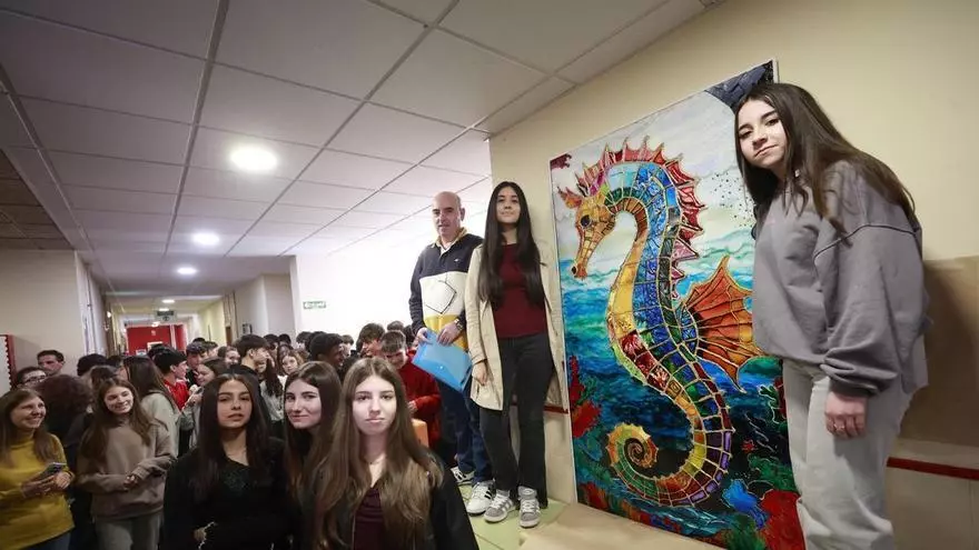 Esta es la pintura mural que acaba de inaugurar el IES de La Corredoria: "La luz es como el agua."