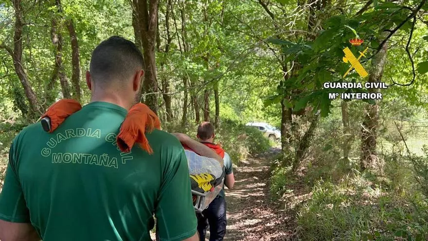 VÍDEO: La Guardia Civil rescata a un hombre tras volcar con su quad en un monte de Parres