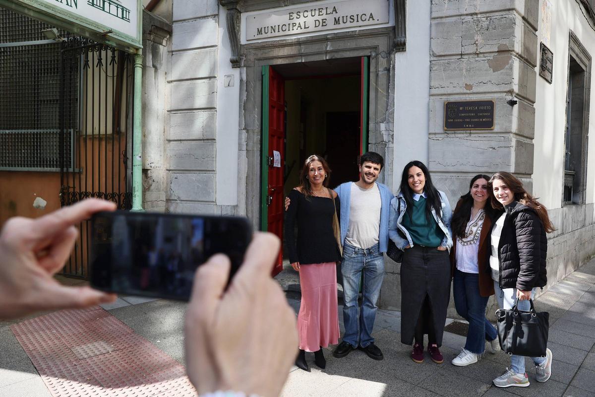 Rodrigo Cuevas posa con un grupo de seguidores frente a la Escuela de Música de Oviedo.