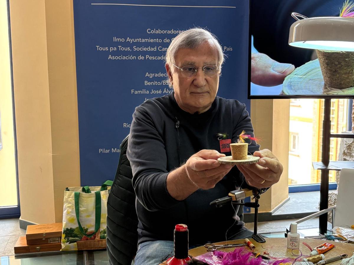 manuel "loli" Fidalgo muestra la mosca del salmón recién hecha.