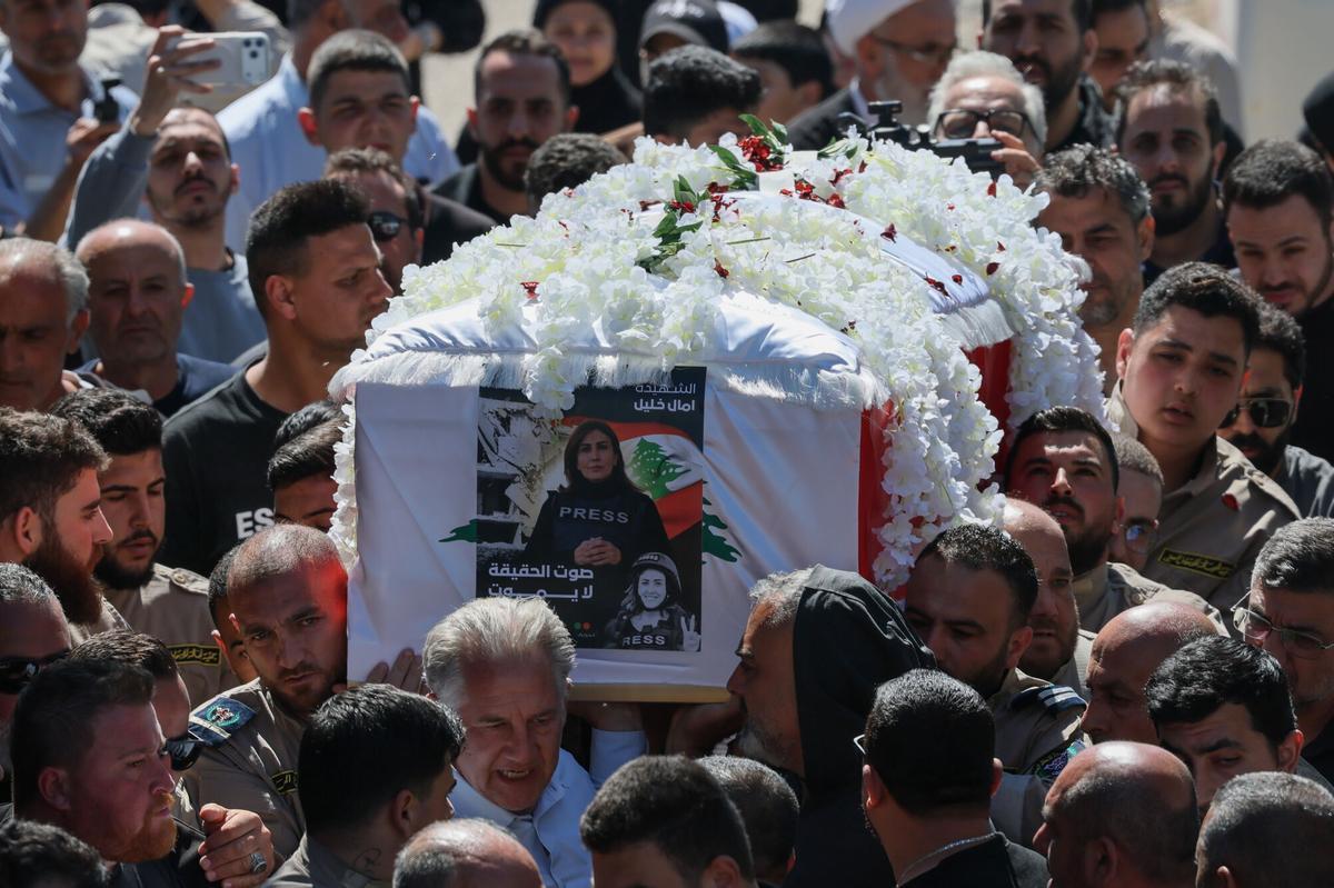 Traslado del ataúd con los restos de la periodista Amal Khalil en Baisariyah, sur del Líbano, este jueves.