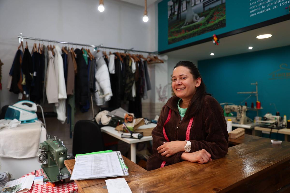 Reportaje. EDITOR DEL PARTIDO Y FOTÓGRAFO Sabugo cambia de centro. La plaza del Carbayo, epicentro del barrio marinero, queda sin bares y mucho más muerta, mientras en Pedro Menéndez y La Merced los negocios florecen tras las reformas. Habla con vecinos y comerciantes. Al menos 5 fotos.