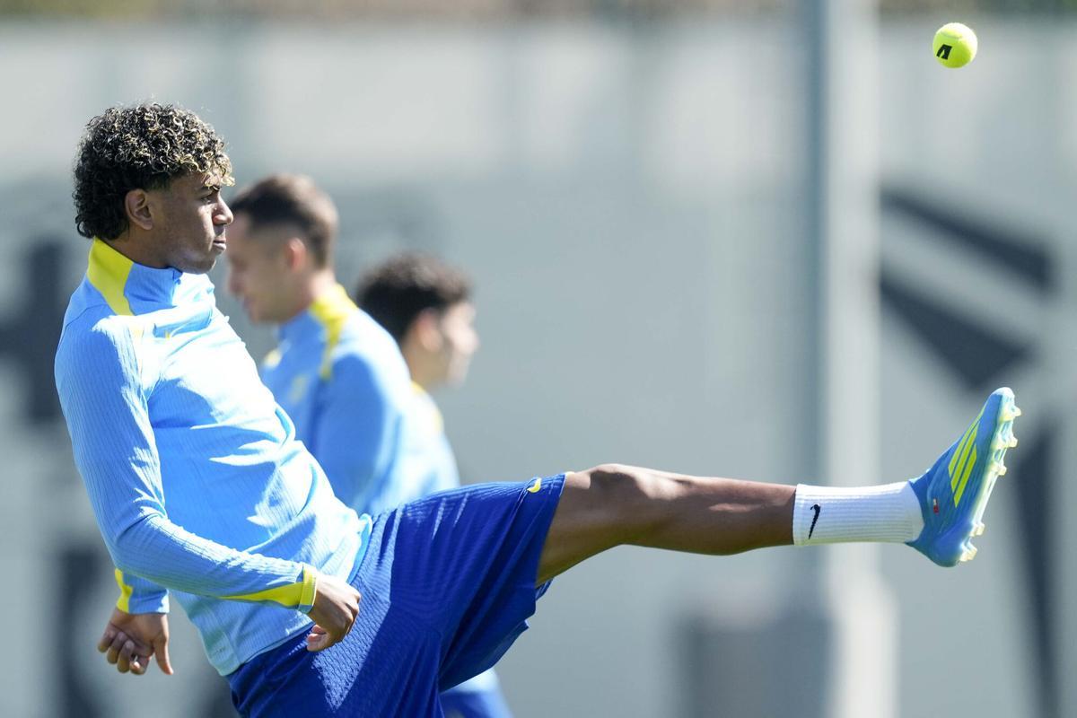 Lamine Yamal juega con una pelota de tenis en el entrenamiento de este martes.