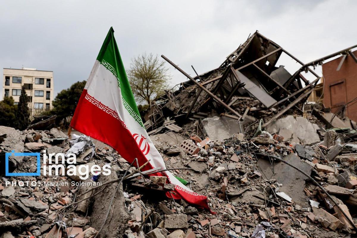 Bandera iraní sobre los escombros de un edificio en Teherán tras un ataque israelí
