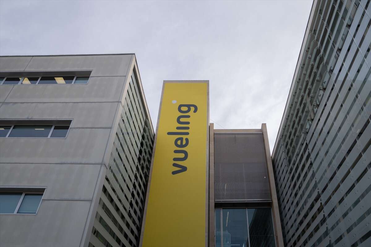 (Foto de archivo) Fachada de la nueva sede de la aerolínea Vueling, el 14 de febrero de 2023, en Viladecans, Barcelona, Cataluña (España). La nueva sede de la aerolínea Vueling es un edificio de 12.000 metros cuadrados que busca la comodidad de los trabajadores de oficina y la unificación del espacio de formación de tripulaciones y los centros de digitalización e innovación 'Vueling Tech'. El edificio aprovecha al máximo la luz solar, siendo el objetivo de Vueling alcanzar cero emisiones netas de CO2 en 2050. David Zorrakino / Europa Press 14 DE ABRIL DE 2023;BARCELONA;CATALUNYA;VUELING 14/4/2023