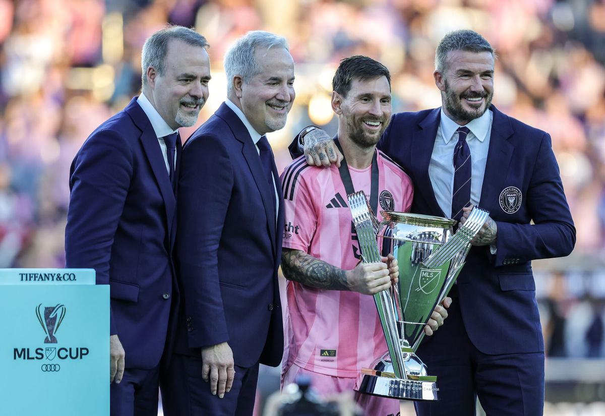 Los propietarios del Inter Miami, José Mas, Jorge Mas y David Beckham con Leo Messi tras ganar la Copa MLS.