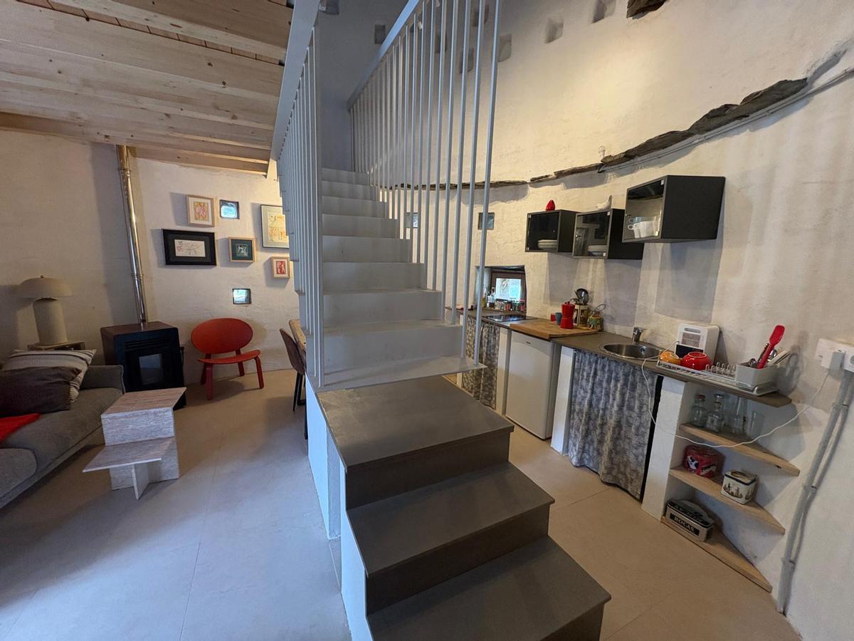 La escalera flotante que divide los dos espacios de la planta baja.