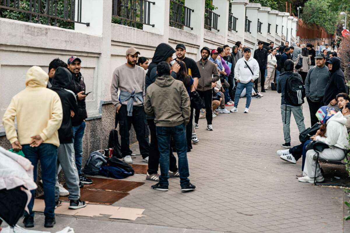 (Foto de ARCHIVO) Varias personas hacen cola para obtener el certificado de vulnerabilidad en una Oficina de Asistencia al Registro, el 22 de abril de 2026, en Madrid (España). El lunes comenzó de manera presencial la regularización extraordinaria de migrantes impulsada por el Gobierno. Alrededor de medio millón de personas podrán acudir con cita previa a la Seguridad Social, Inmigración o Correos para iniciar el trámite. Carlos Luján/Europa Press 22/04/2026
