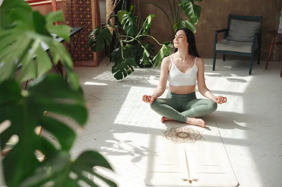 Es recomendable complementar la práctica de hatha yoga con la meditación para obtener los mejores resultados.