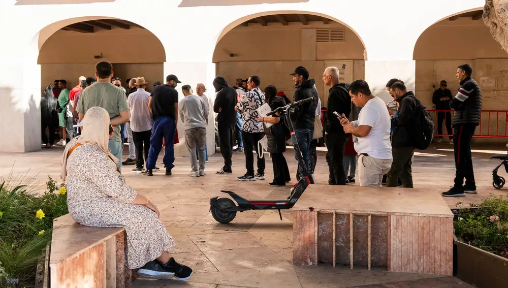 Migrantes hacen cola para tramitar su regularización administrativa en Andalucía