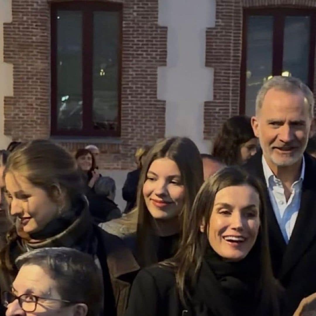 Los Reyes Felipe y Letizia con sus hijas, la Princesa Leonor y la Infanta Sofía, en procesión en Carabanchel