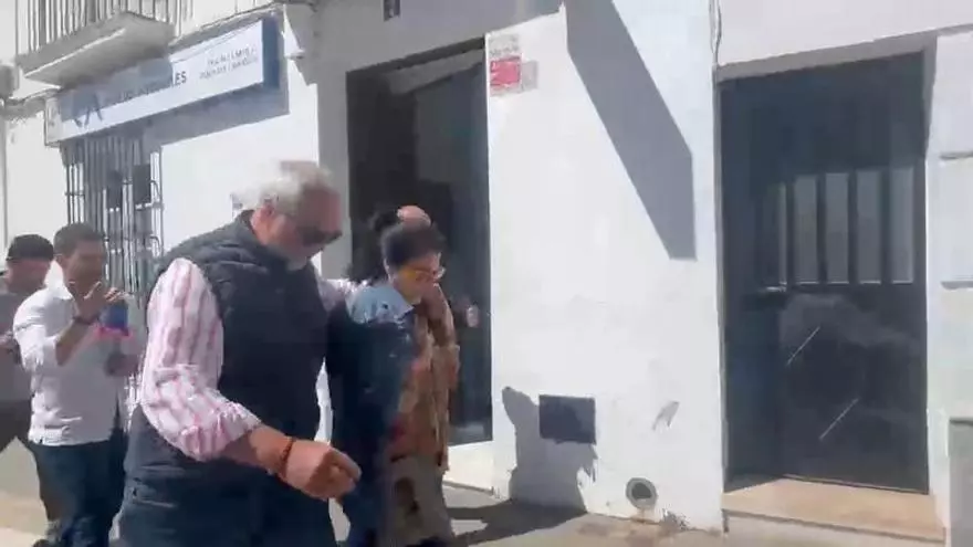 Vídeos | Los familiares de los detenidos por el crimen de Francisca Cadenas abandonan el juzgado