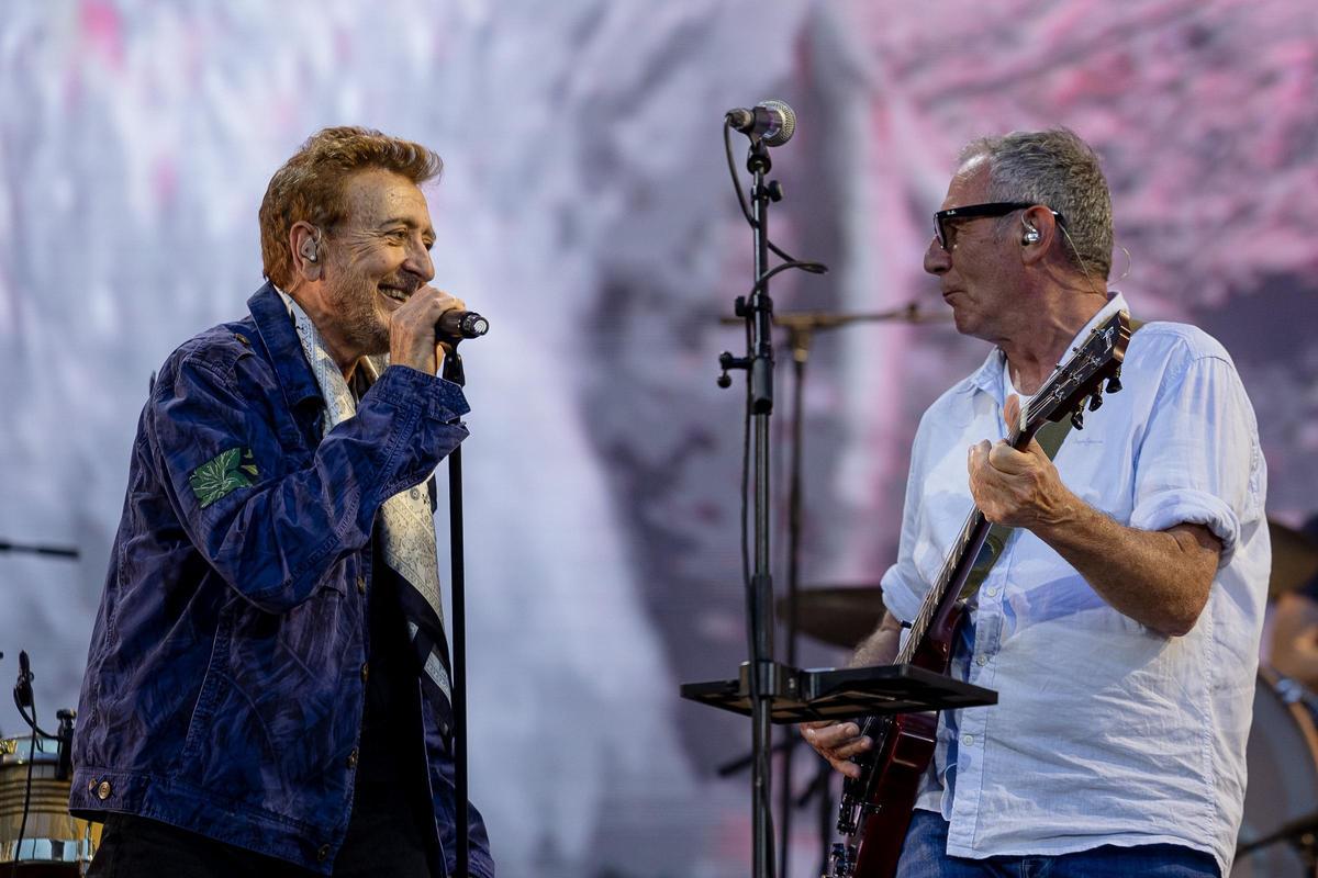 Manolo García, cantante y vocalista del grupo español de pop-rock El Último de la Fila, durante el concierto de este sábado en el Estadio Air Metropolitano de Riad.