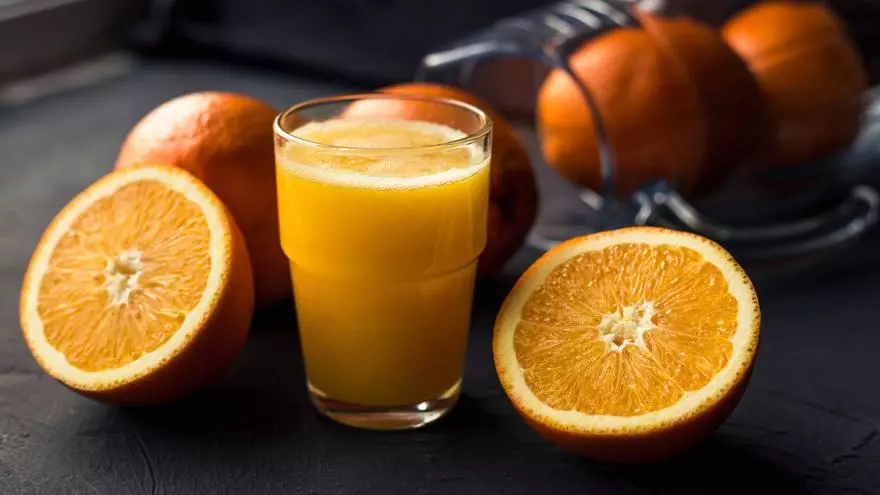 ¿Es bueno tomar jugo de naranja en el desayuno? Un experto aclara dudas sobre sus propiedades y consumo