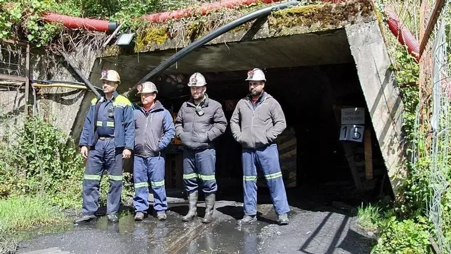 Los mineros de Ibias concluyen su confinamiento entre aplausos