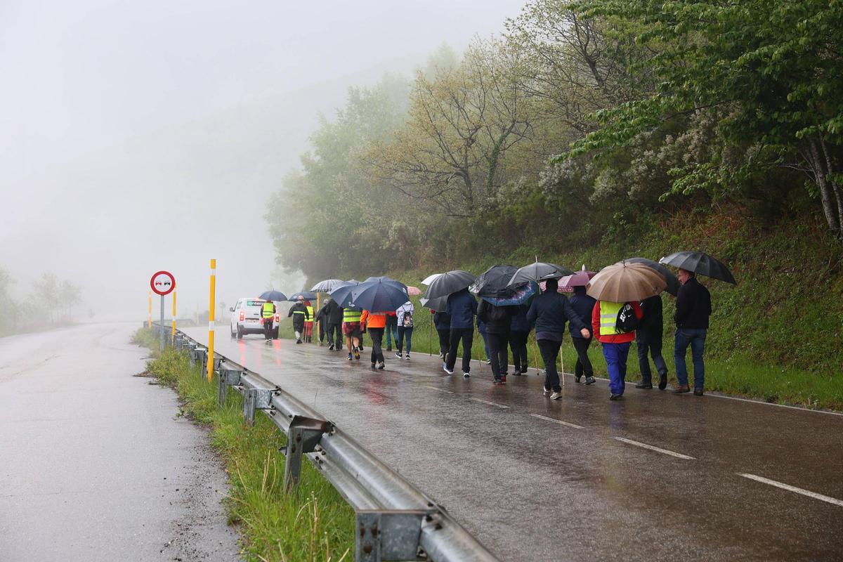 La marcha minera desde Tormaleo comienza bajo la lluvia La marcha minera desde Tormaleo comienza bajo la lluvia
