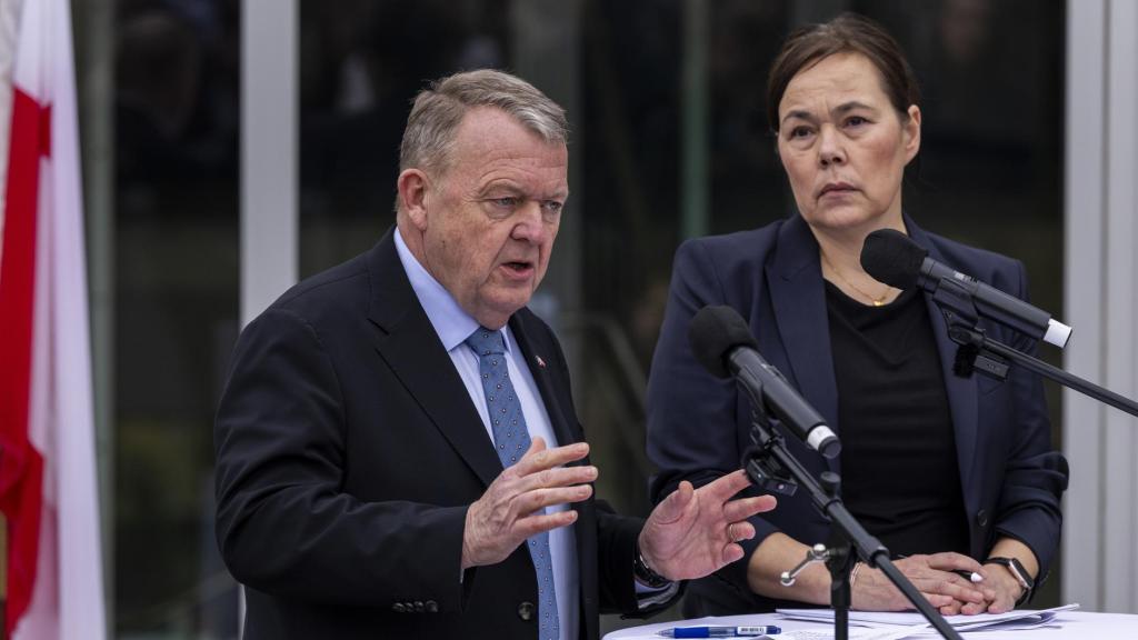 Los ministros de Asuntos Exteriores de Dinamarca y Groenlandia, Lars Lokke Rasmussen y Vivian Motzfeldt, en la rueda de prensa que ofrecieron tras su reunión en la Casa Blanca.