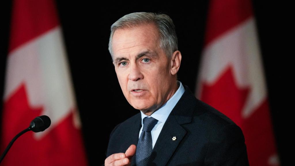 El primer ministro de Canadá, Mark Carney, habla durante una conferencia de prensa.
