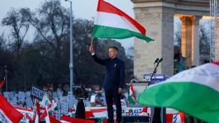 Peter Magyar, líder del partido opositor Tisza, sostiene una bandera húngara durante las celebraciones del Día Nacional de Hungrí